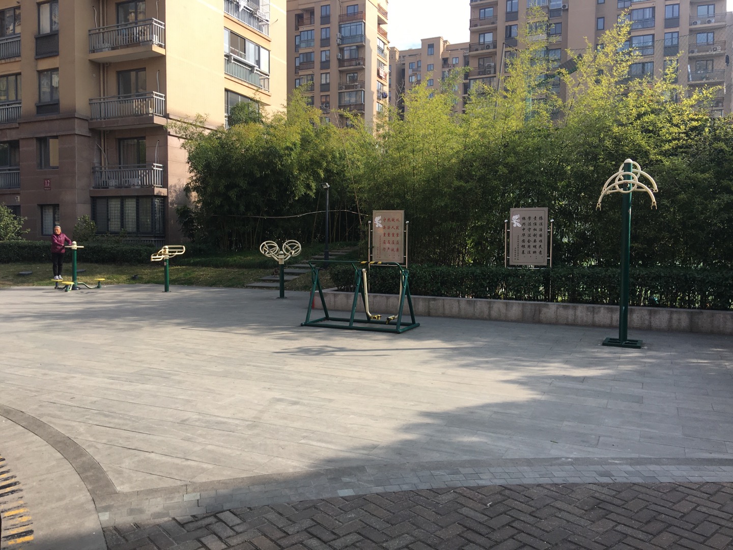 保利湖畔阳光苑二期23号楼下市民健身点