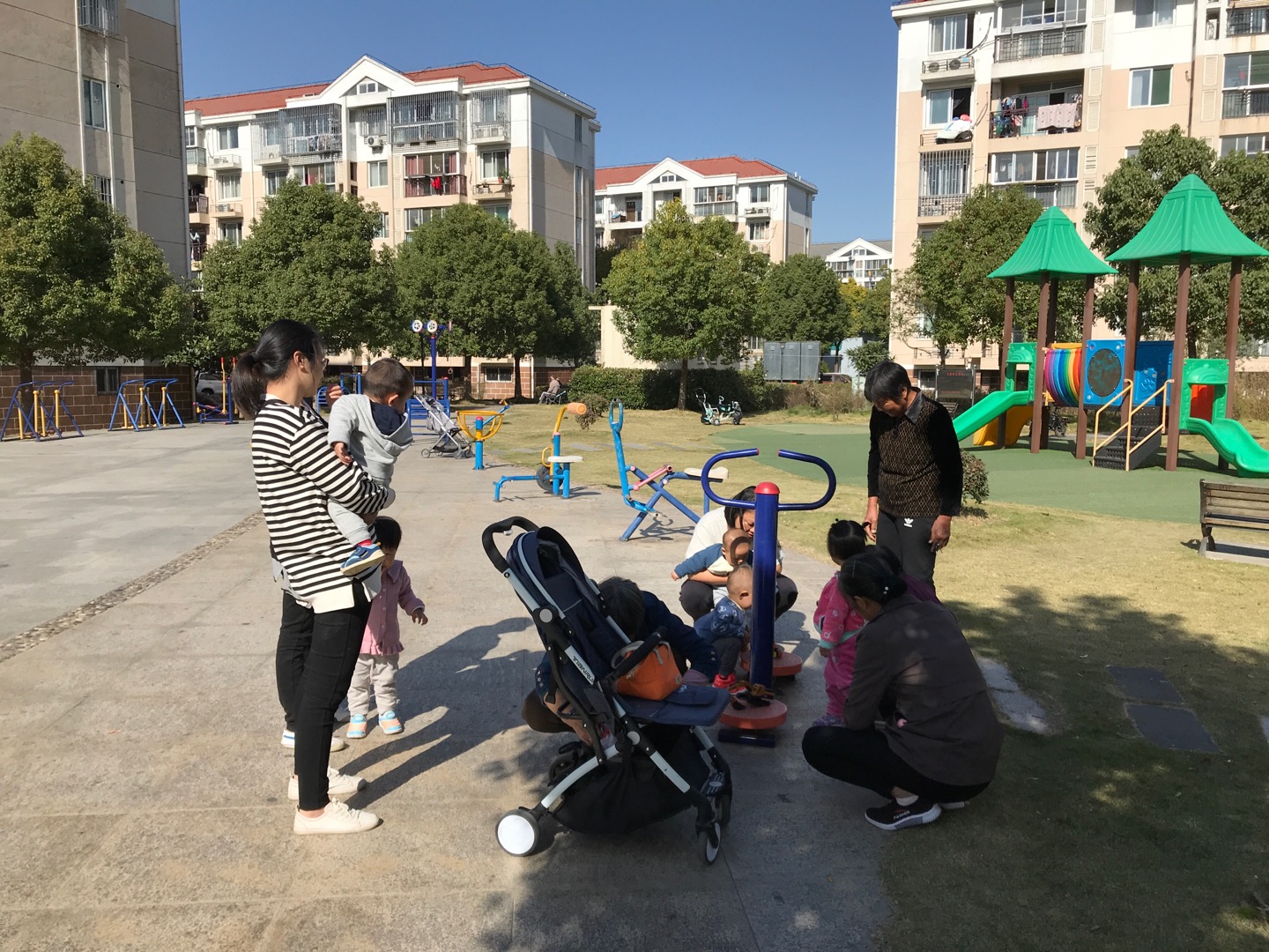 千汇四村750弄中心健身路径