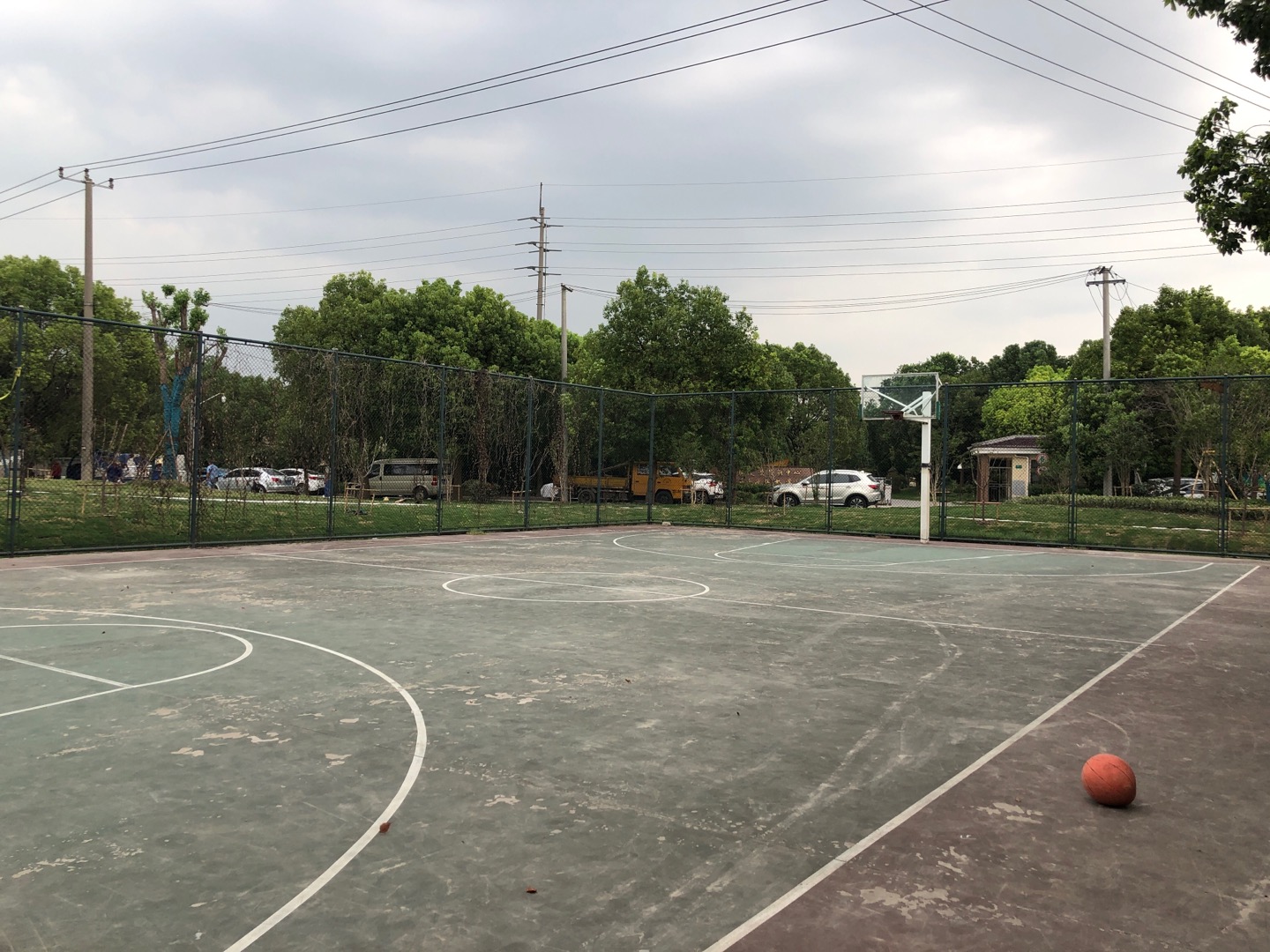 纪东村篮球场