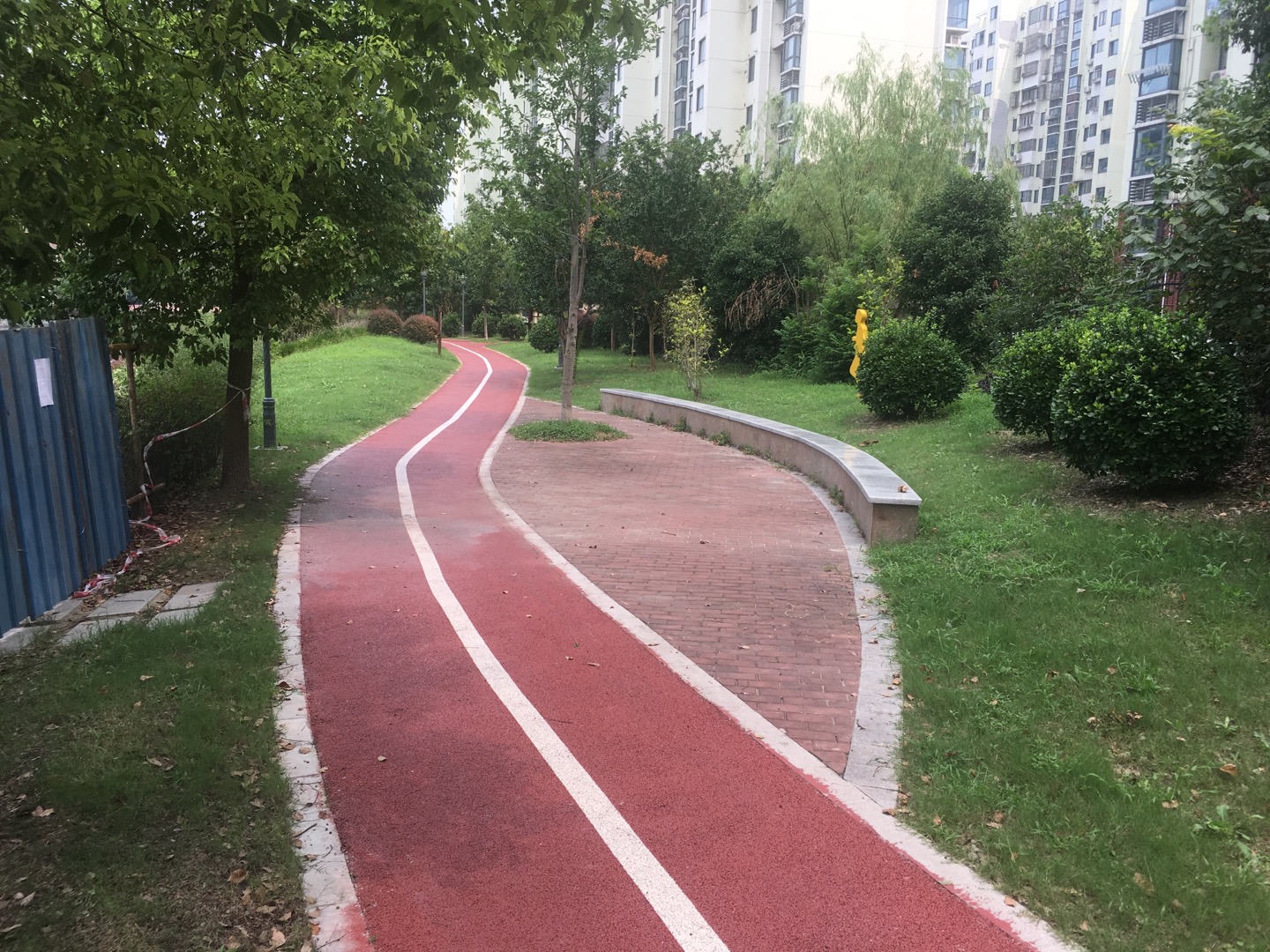 虹桥镇万源路绿地健身步道