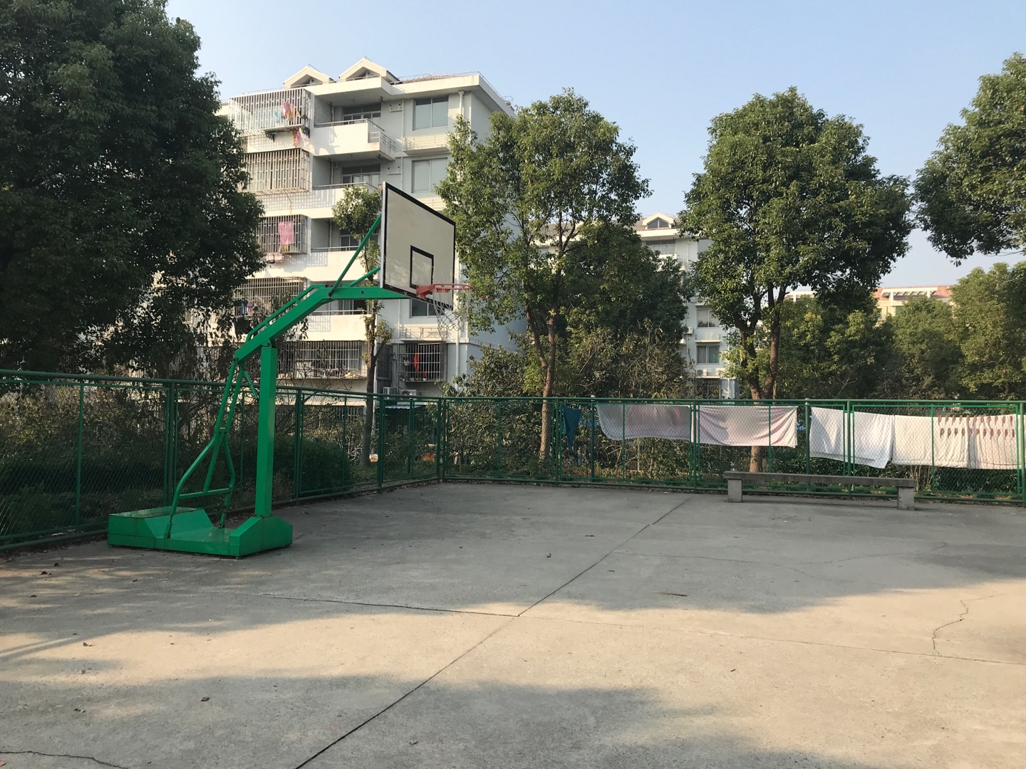东港二居施湾三路1106弄24号西篮球场