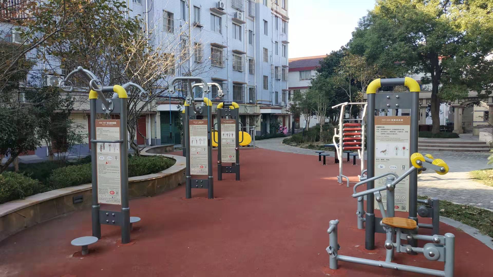 四团镇天鹏居委白玉兰广场市民益智健身苑点