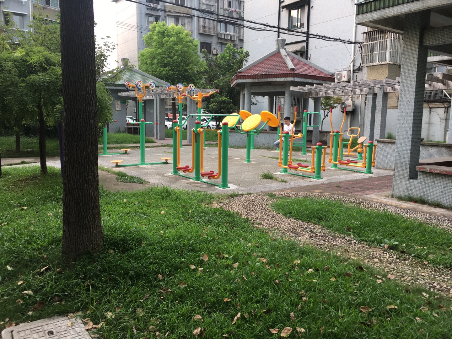 上虹居委二街坊健身点