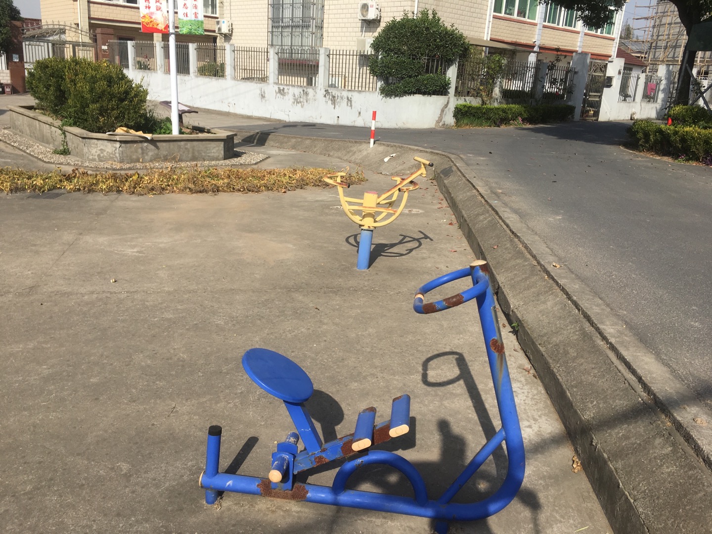 老港镇成日村民委员会成日3组健身苑点