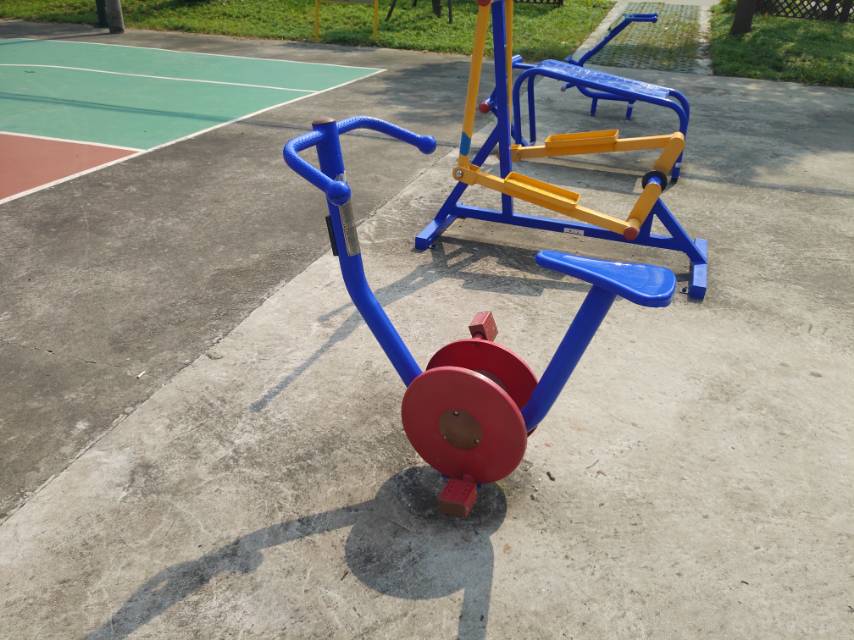 直立健身车
