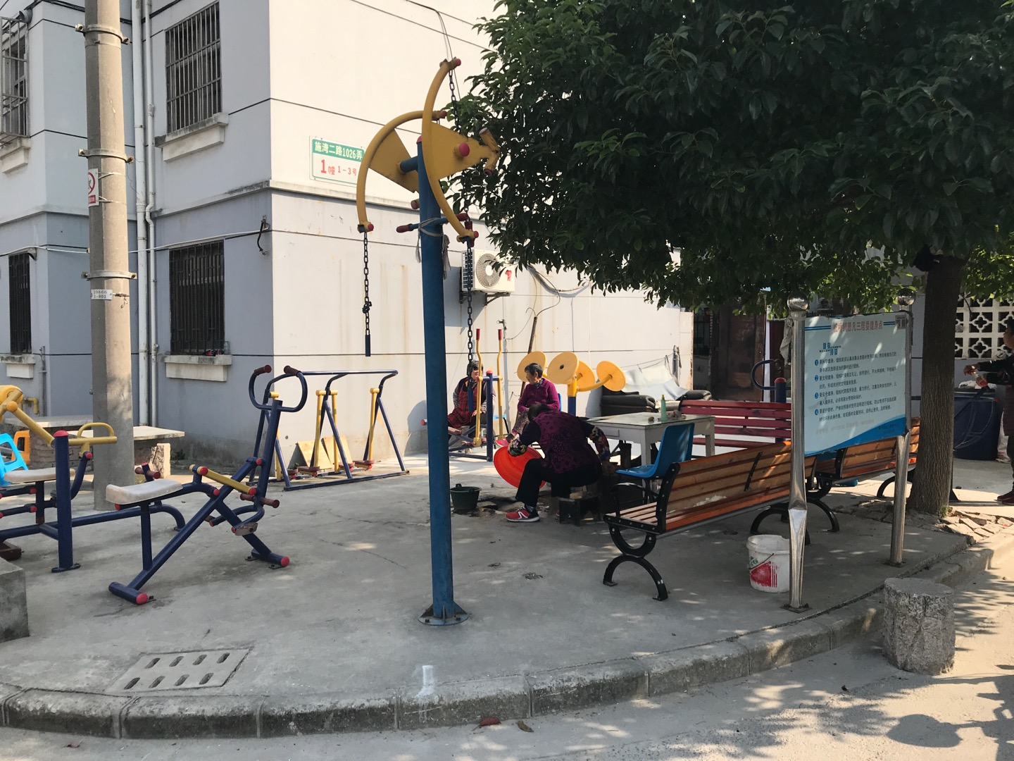 思凡三居施湾二路1026弄3号健身路径