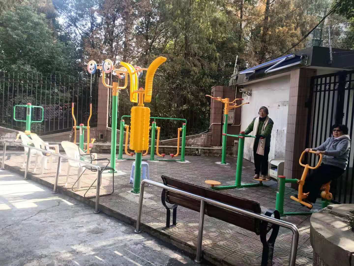 振宏居委伊犁南路虹桥明珠健身点