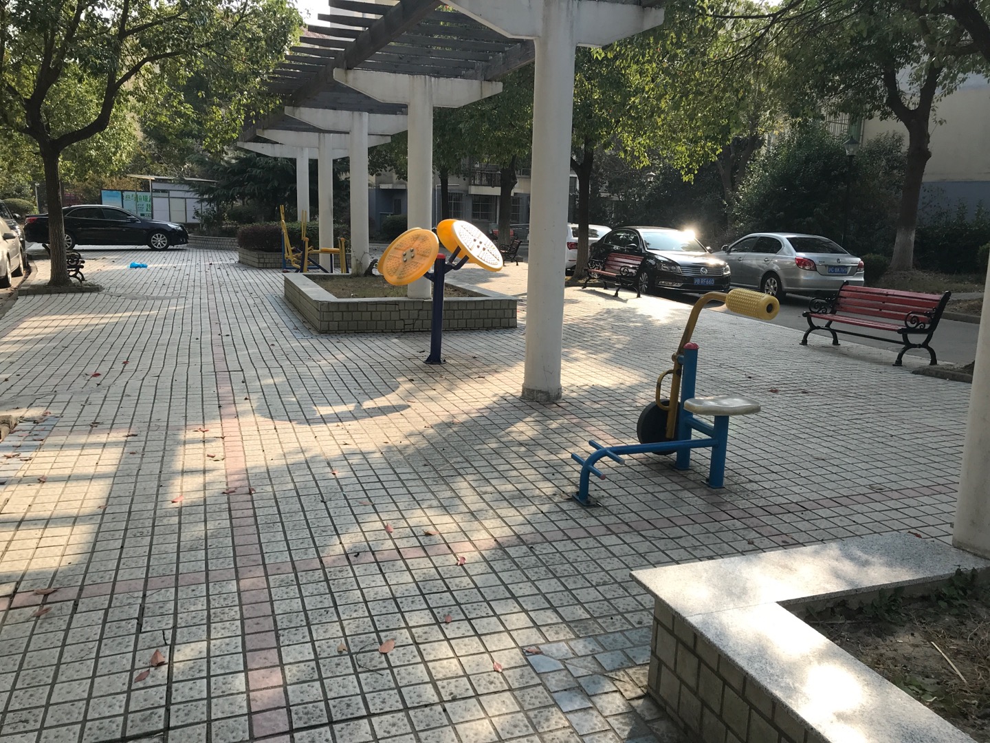 东港一居思凡馨苑1056弄（施湾三路1056弄）健身路径