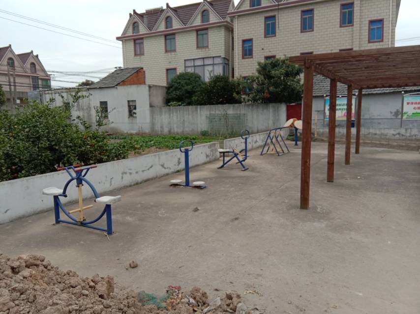 新东村1组东海115号宅前健身路径