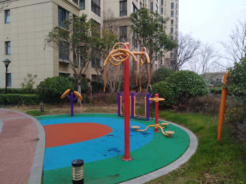 佳兆业小区8号楼9号楼之间的市民健身点