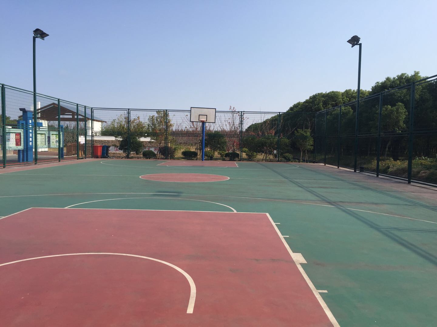 东浜村篮球场