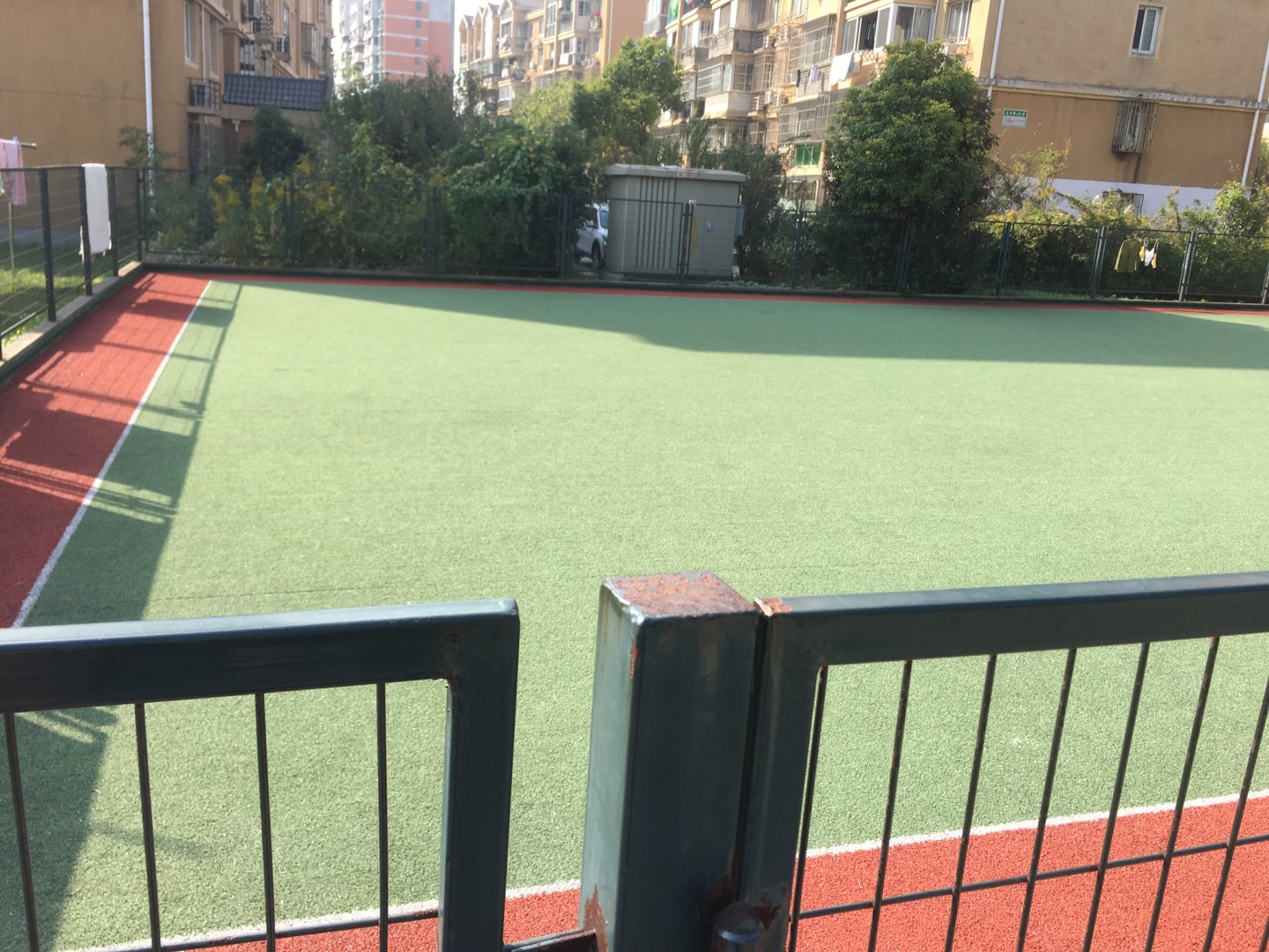庆东居委门球场