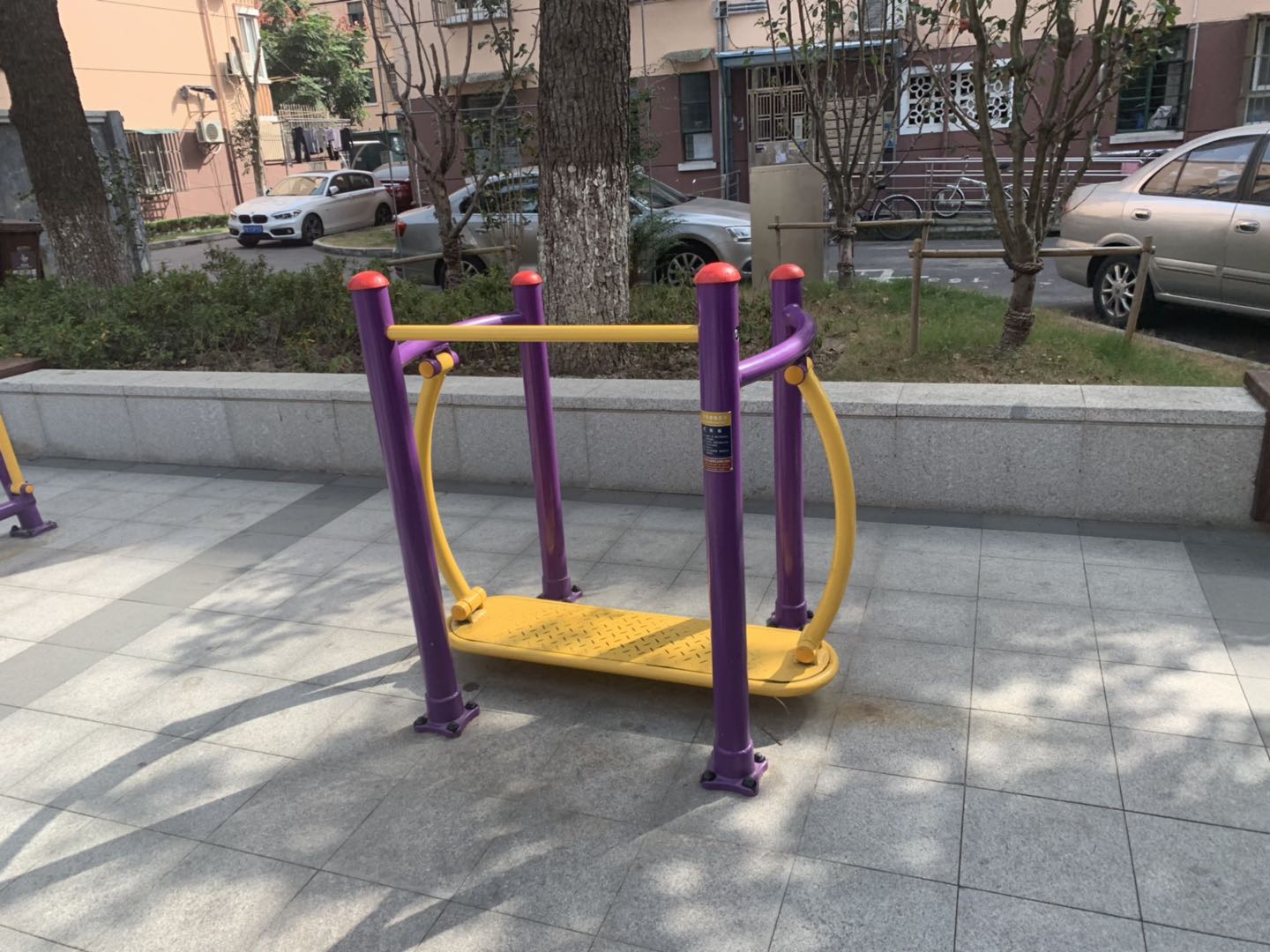 晃板健身器