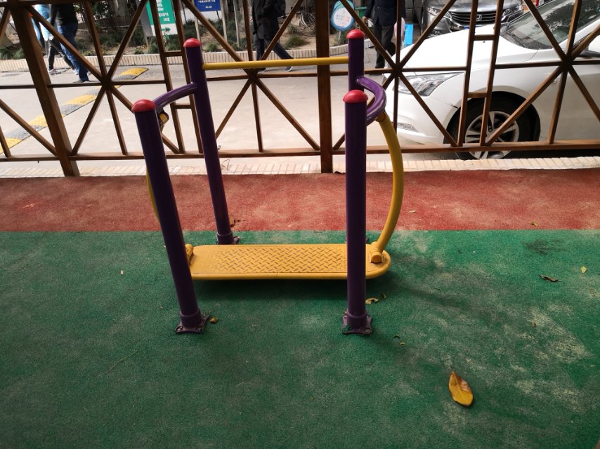晃板健身器