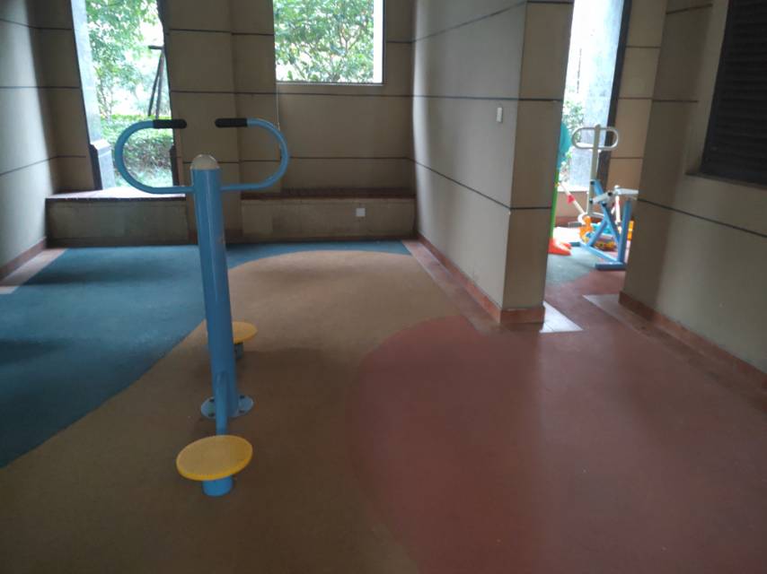 东方御府小区4号楼架空层市民健身点