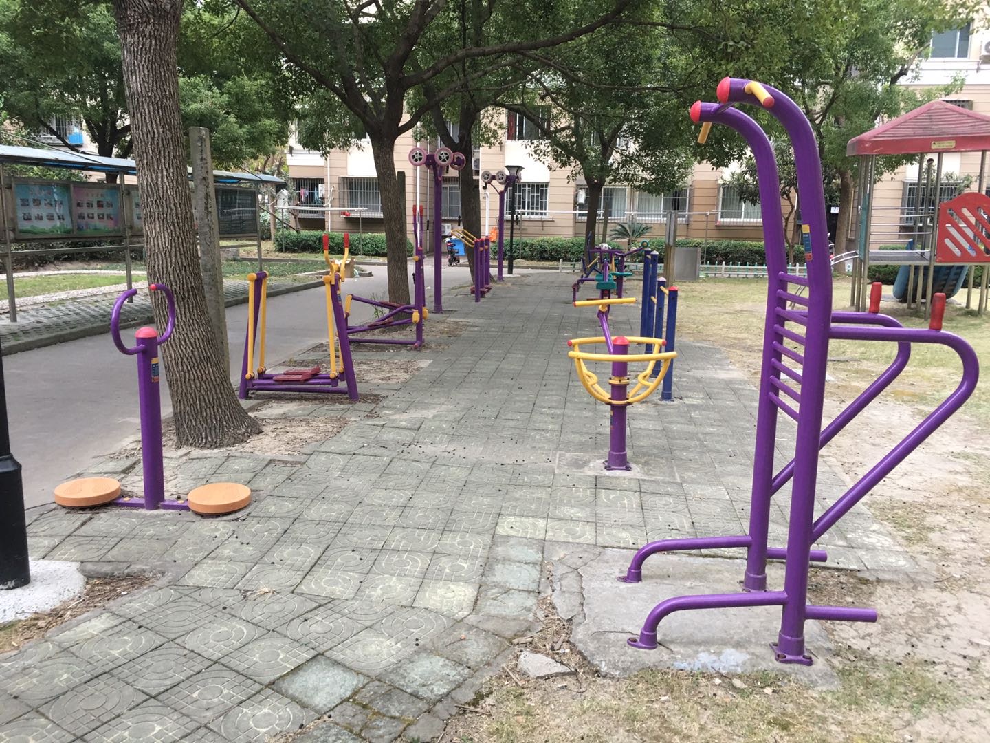 品新苑居委健身点2
