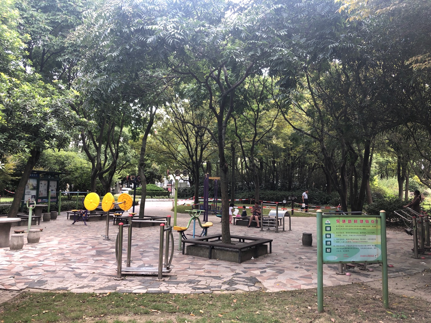 东礁二居委东礁花苑市民益智健身点