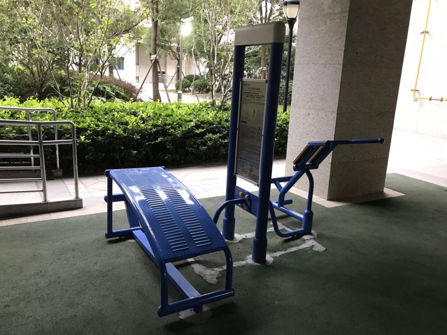 双立柱腹背训练器