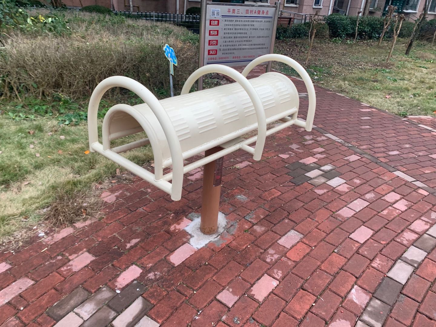 伸腰展背器