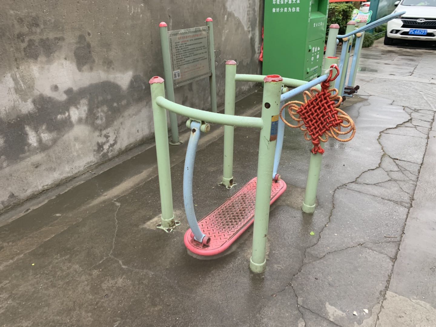 晃板健身器