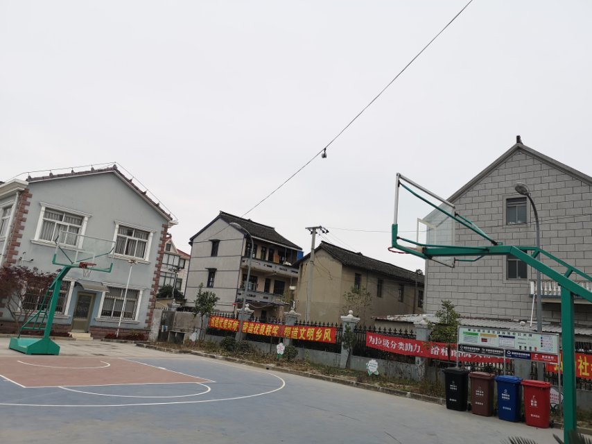 鹤鸣村篮球场