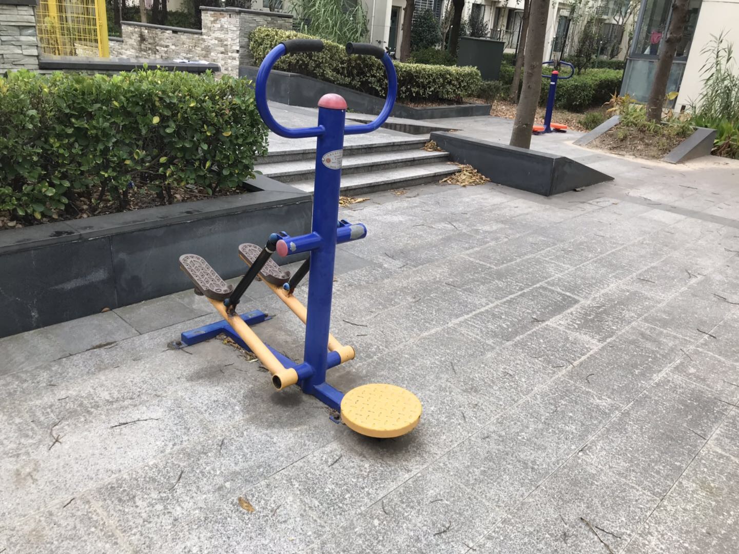 踏步扭腰器