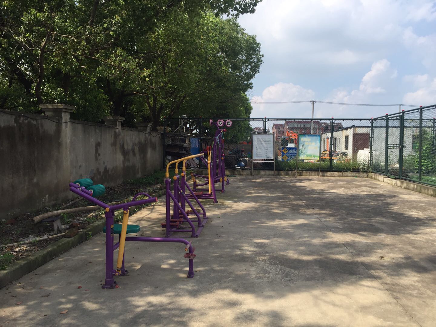 纪西村华西公共运动场健身点