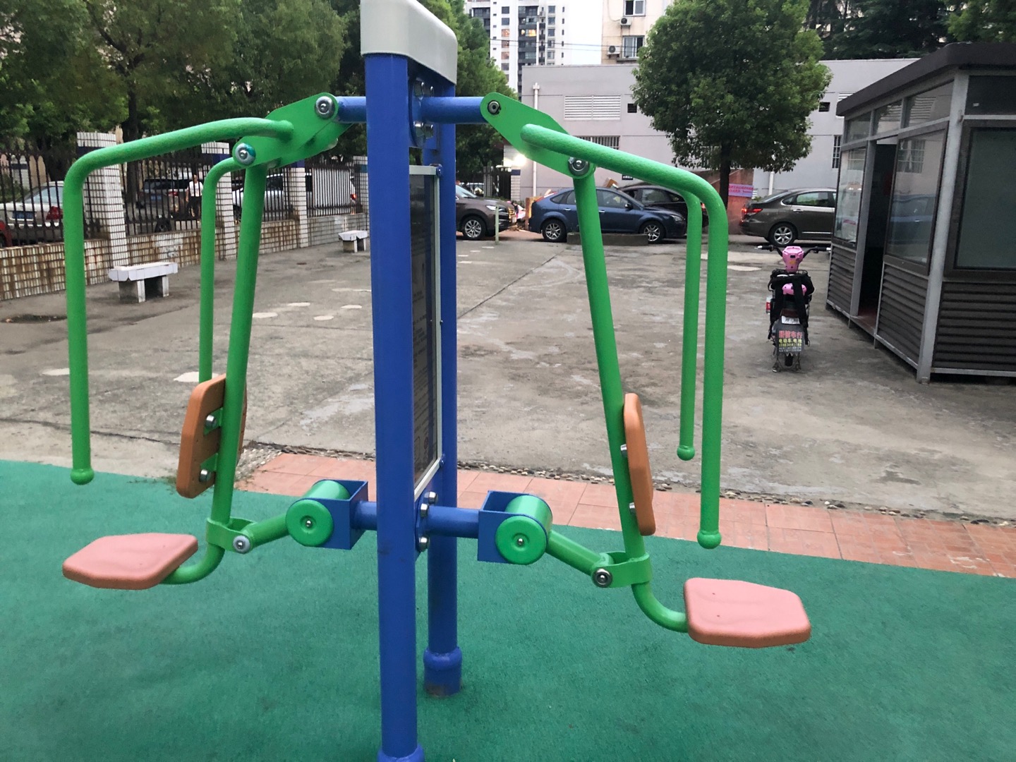 双立柱前推训练器