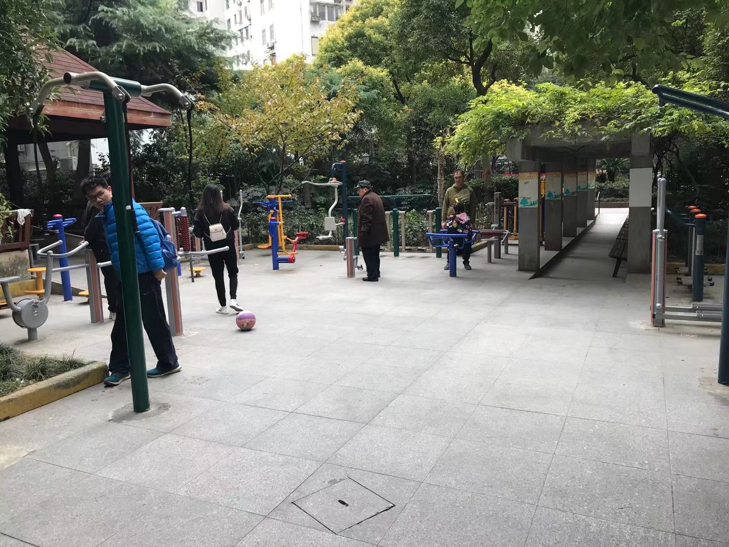 静安区曹家渡街道高荣居委健身点 （万航渡路661弄一）