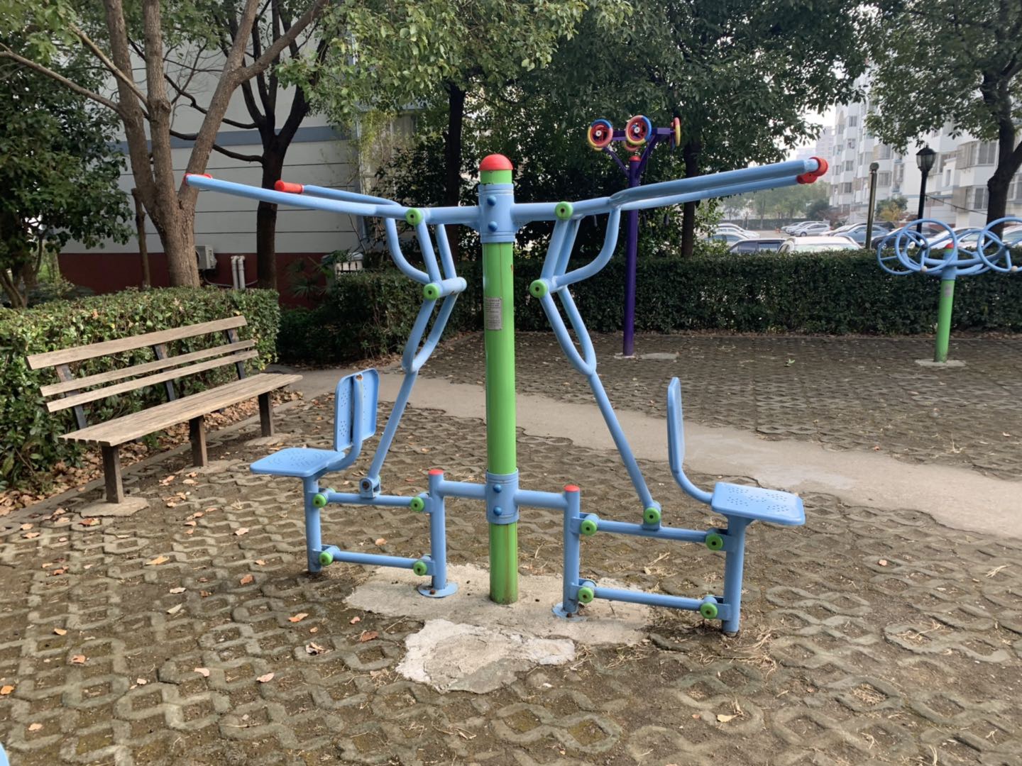 双人坐推训练器