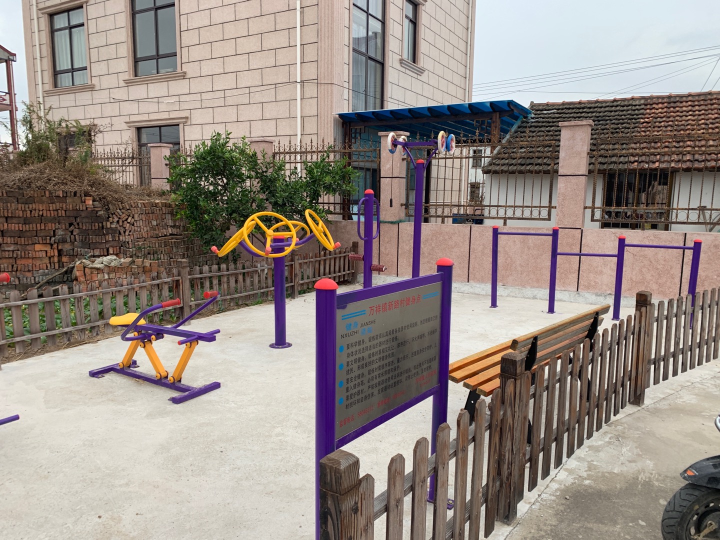 新路村果园2组健身点