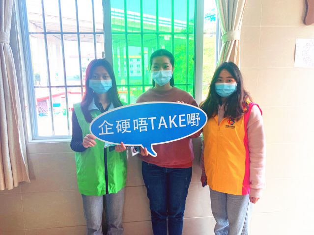 群众手持kt版参与禁毒宣传.jpg