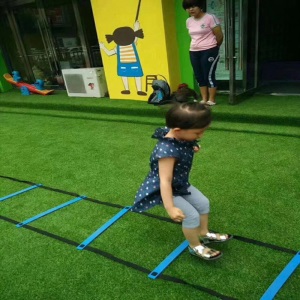 人造仿真草坪幼儿园户外人造地毯草足球场人工塑料假草皮批发