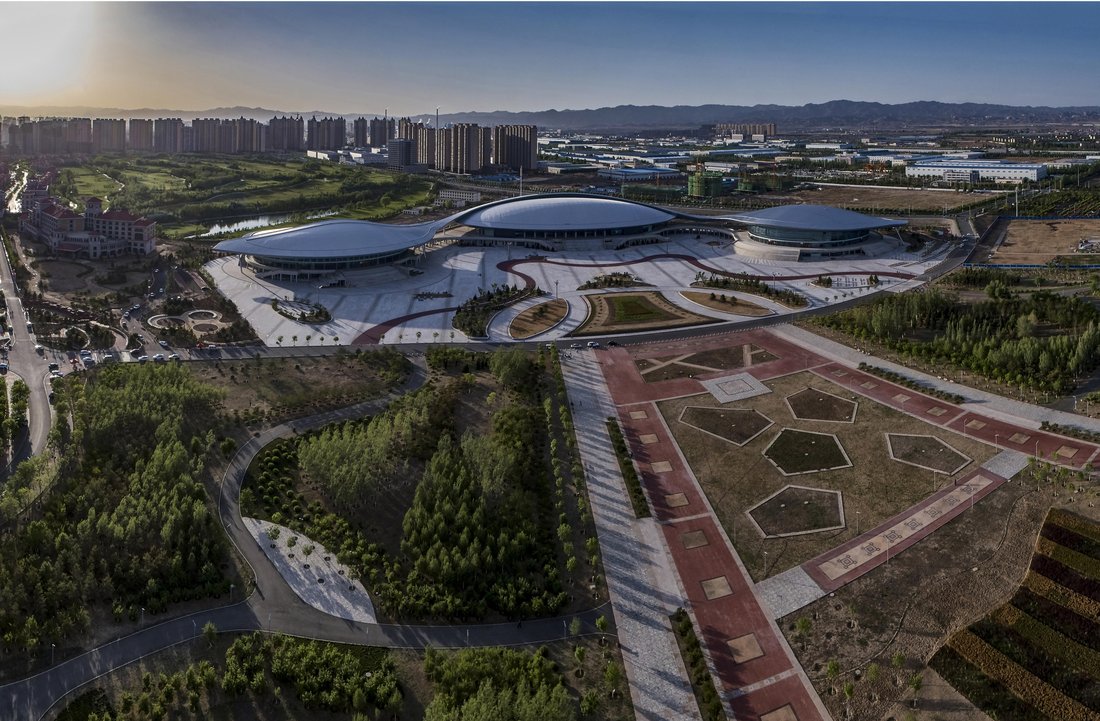 包头市体育中心位于奥林匹克公园内,总投资约10亿元,总建设用地面积约