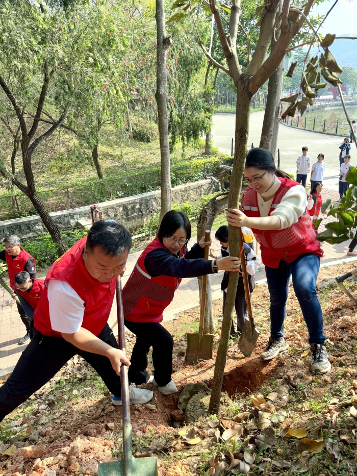中山市教育事务中心：植绿护绿践初心 生态育人添新颜 —— 市教育事务中心（市职教发展中心）党支部开展植树主题党日活动(图3)