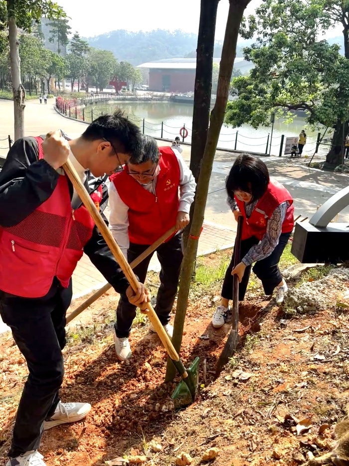 中山市教育事务中心：植绿护绿践初心 生态育人添新颜 —— 市教育事务中心（市职教发展中心）党支部开展植树主题党日活动(图2)